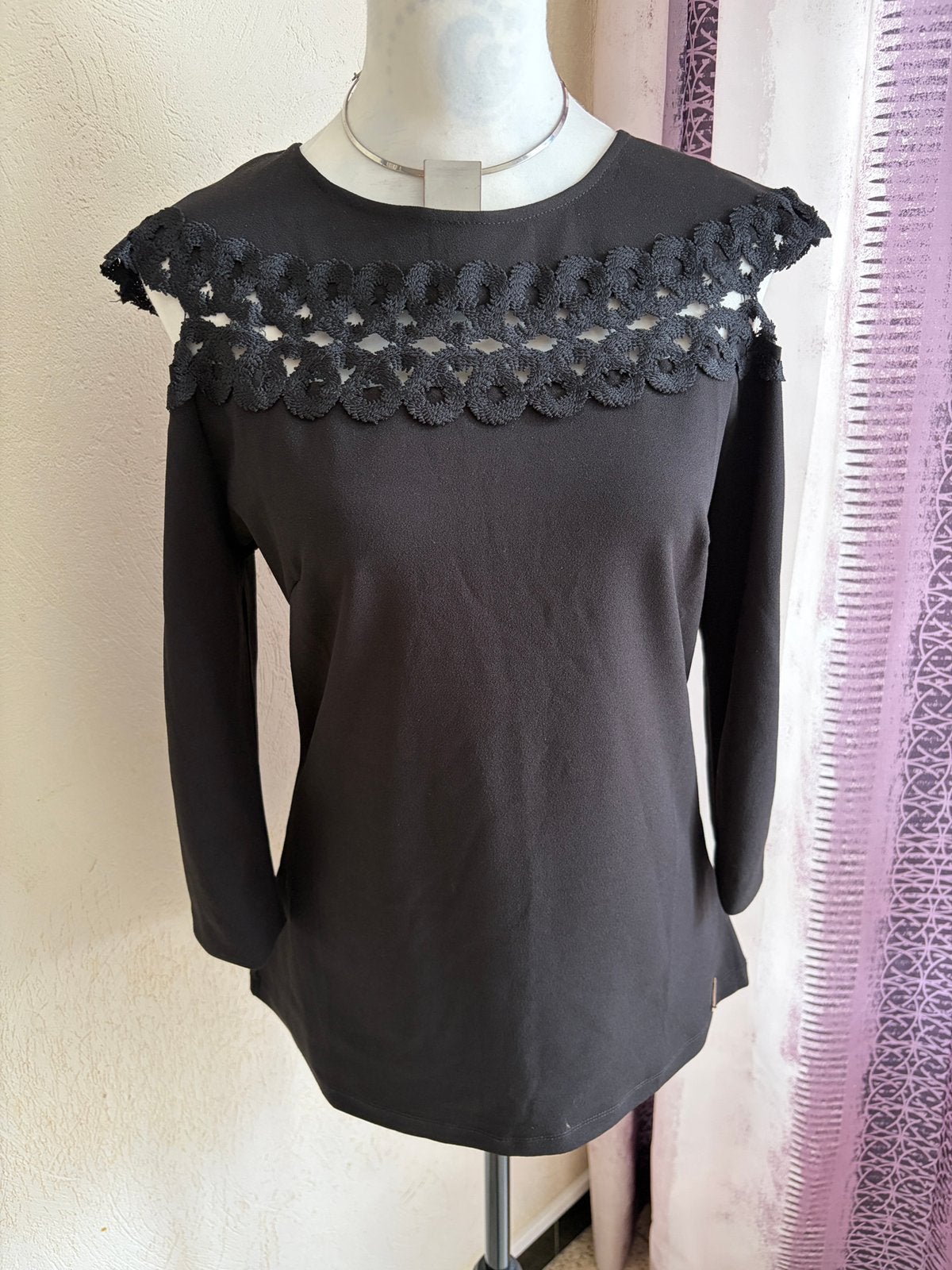 Blouse noire Freesia épaules ajourées dentelle –  L petit L, Enlèvement ou Envoi, Comme neuf, Noir