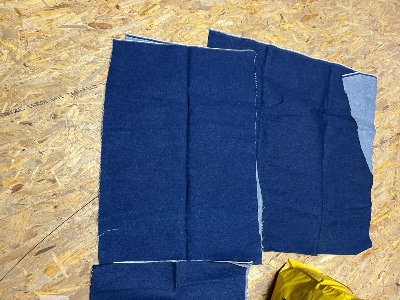 Nouveau tissu pour jeans, Maison & Meubles, Cuisine | Linge de cuisine, Enlèvement, Comme neuf