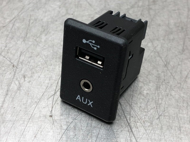 PORT AUX/USB Nissan Micra (K14) (|795405504|), Germany@nissan-services.eu, Kronenweg 38
50389  Wesseling, DE, Utilisé, Nissan