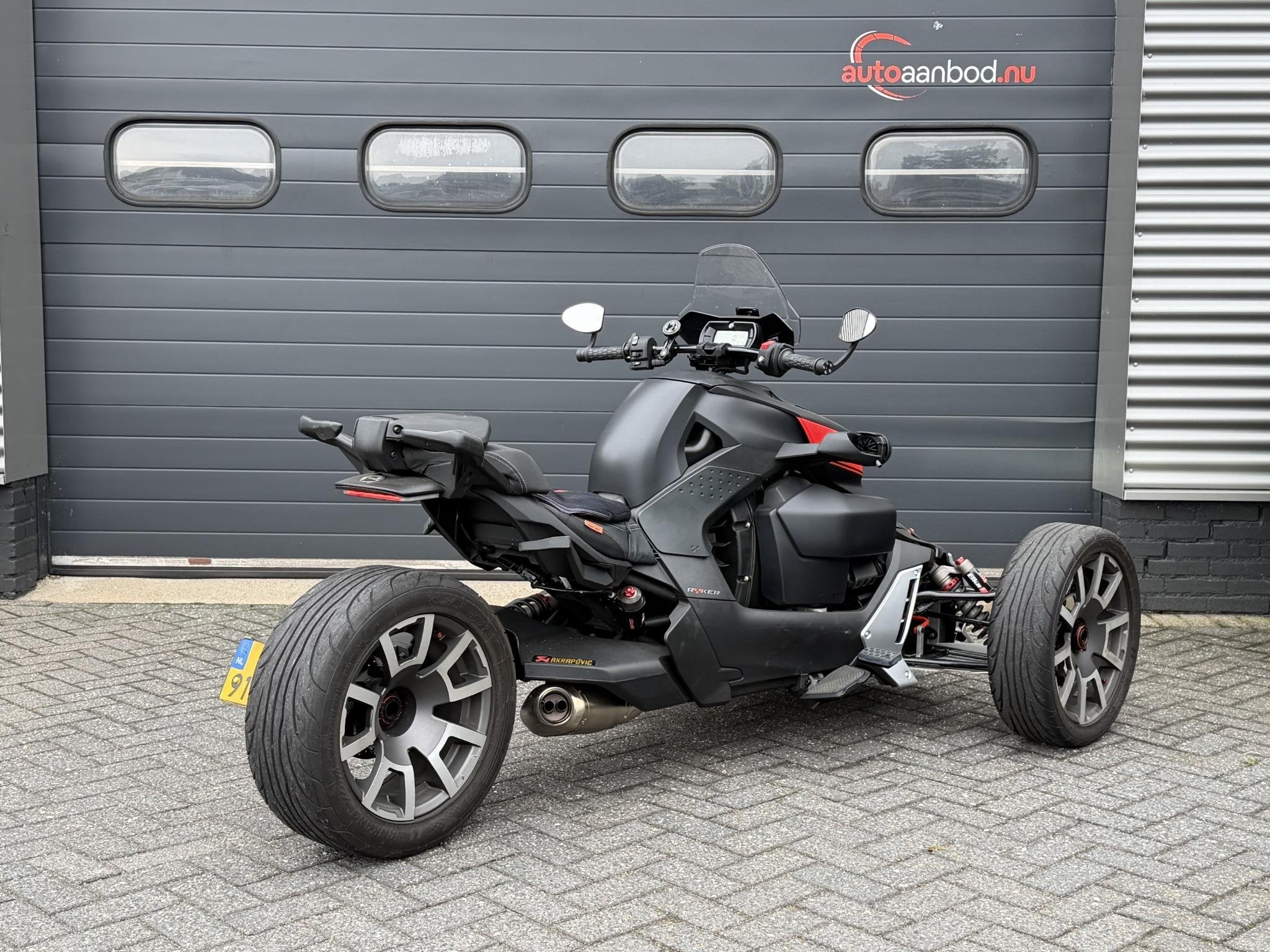 Can-Am Ryker 900 Full Option | Akraprovic | 1ste Eigenaar |, Vos-Oss Motoren, ABS, Meer dan 35 kW, Toermotor