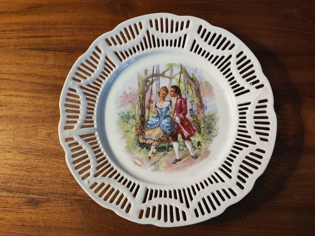 assiette en porcelaine avec couple victorien, Enlèvement ou Envoi