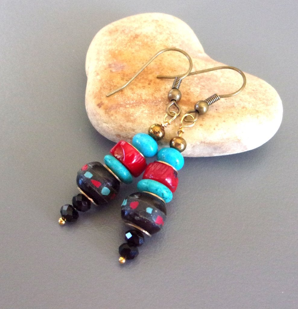 Boucles d'oreilles en turquoises et corail avec laiton, Bijoux, Sacs & Beauté, Boucles d'oreilles, Neuf, Enlèvement ou Envoi, Bleu