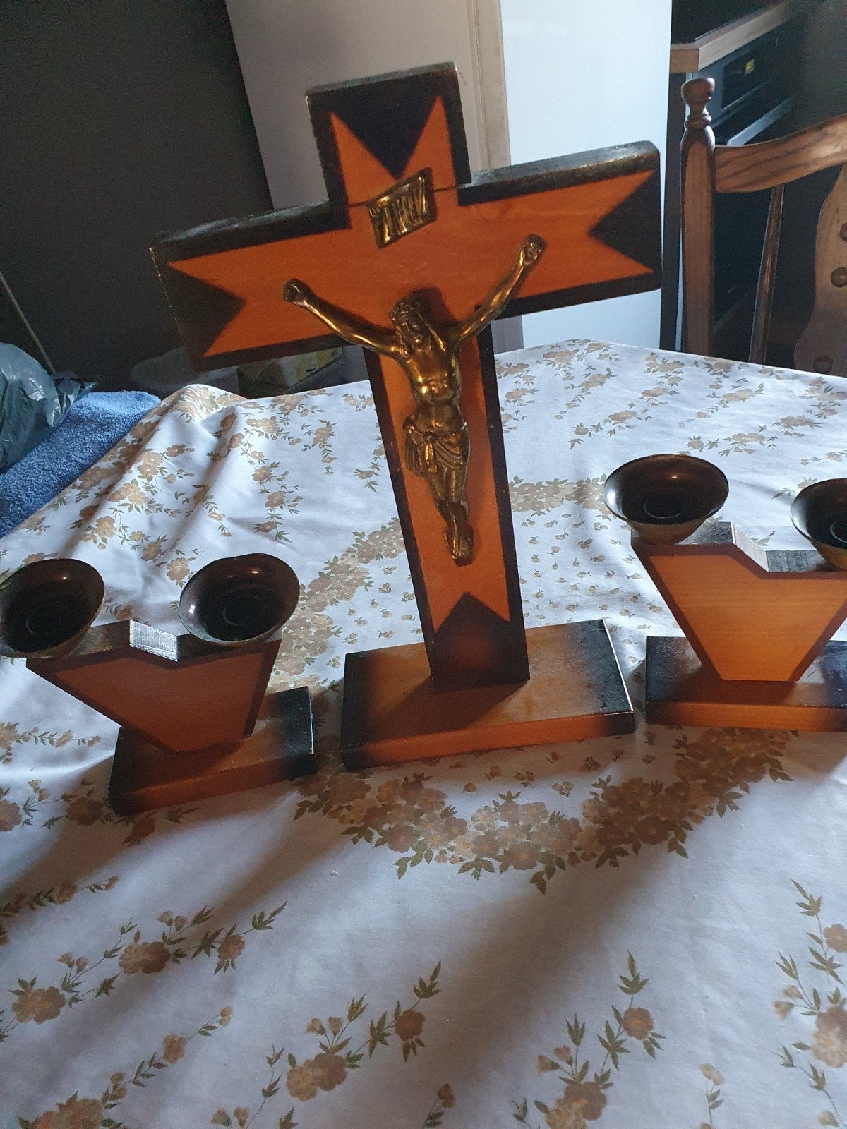 hout kruis en twee kandelaars, Ophalen