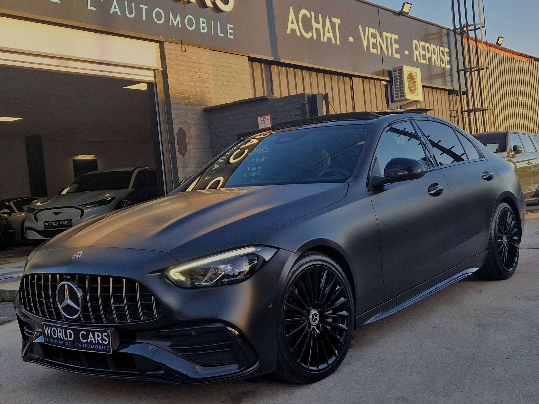 Mercedes-Benz C-Klasse 180 AMG Line - NOIR MAT - TOIT PANO -, 4 deurs, Gebruikt, 4 cilinders, Zwart