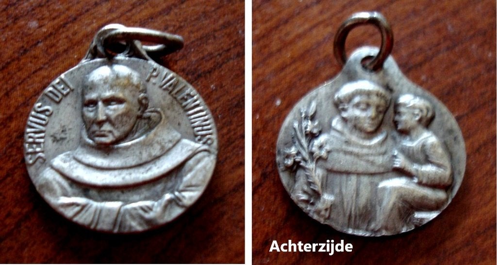 Religius medailletje met pater Valentinus, Verzamelen, Religie, Ophalen of Verzenden, Zo goed als nieuw, Overige typen, Christendom | Katholiek