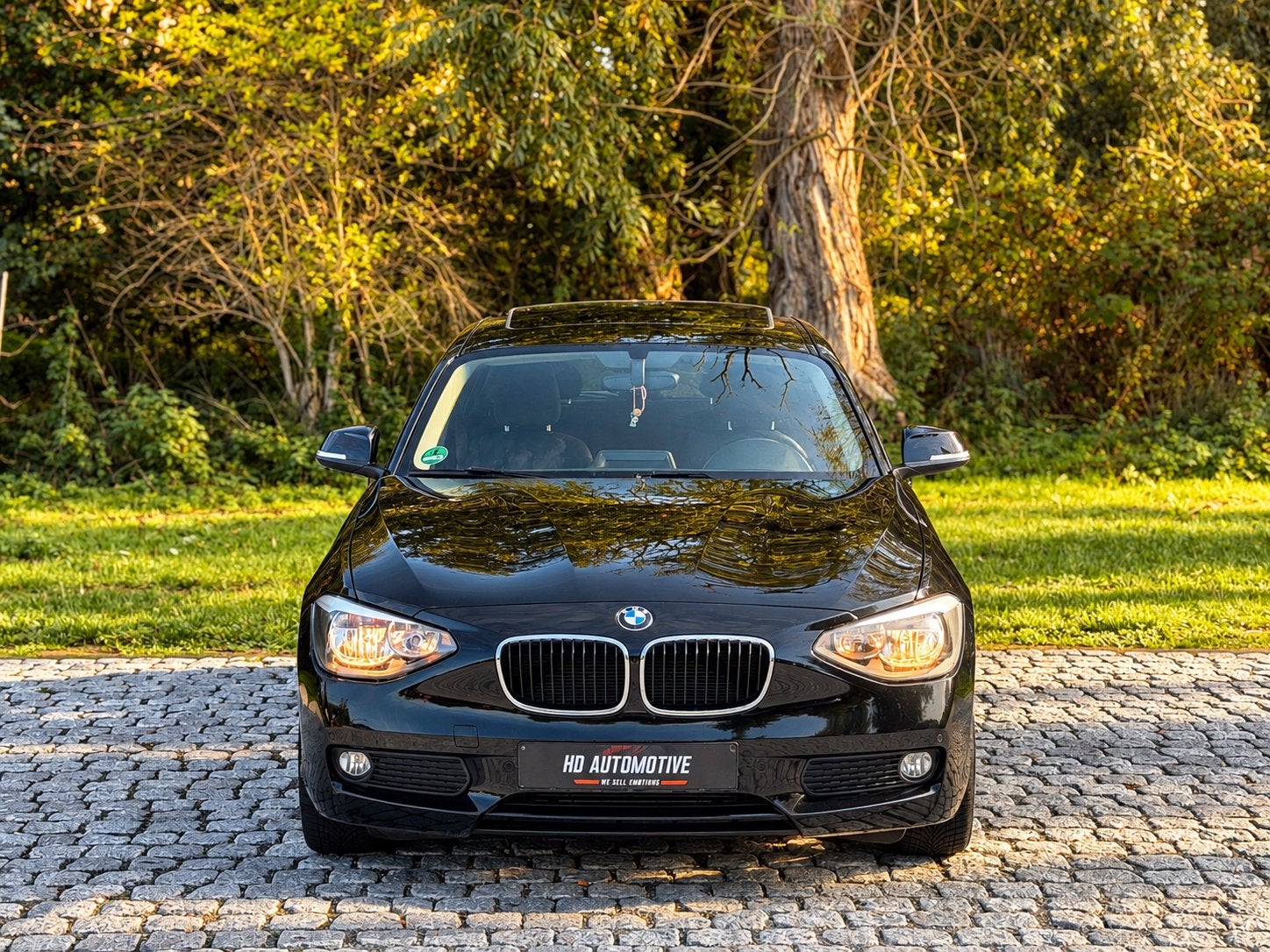 BMW F20 116i • AUTOMATIC • OPENDAK • NAVI • PDC • 5DEURS, Auto's, Zwart, 4 cilinders, Zwart, Bedrijf