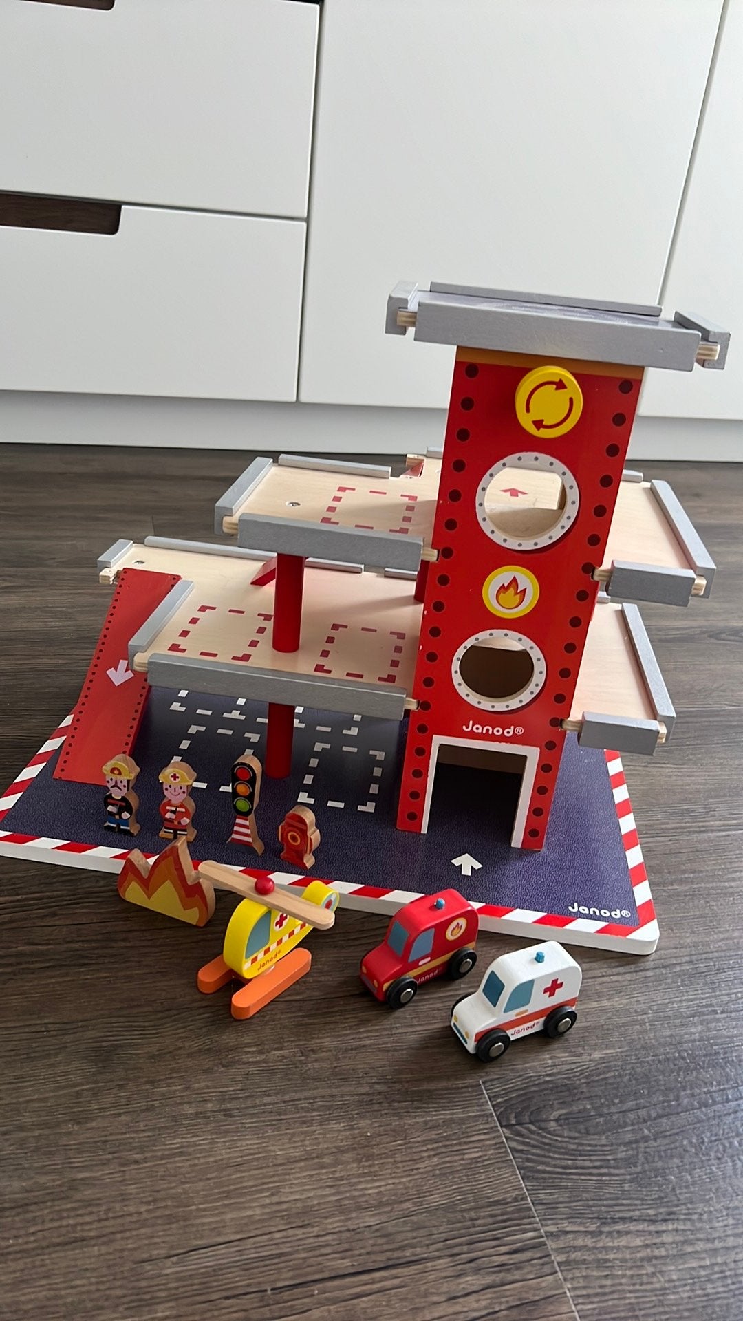 Janod houten brandweerkazerne, Kinderen en Baby's, Ophalen, Zo goed als nieuw