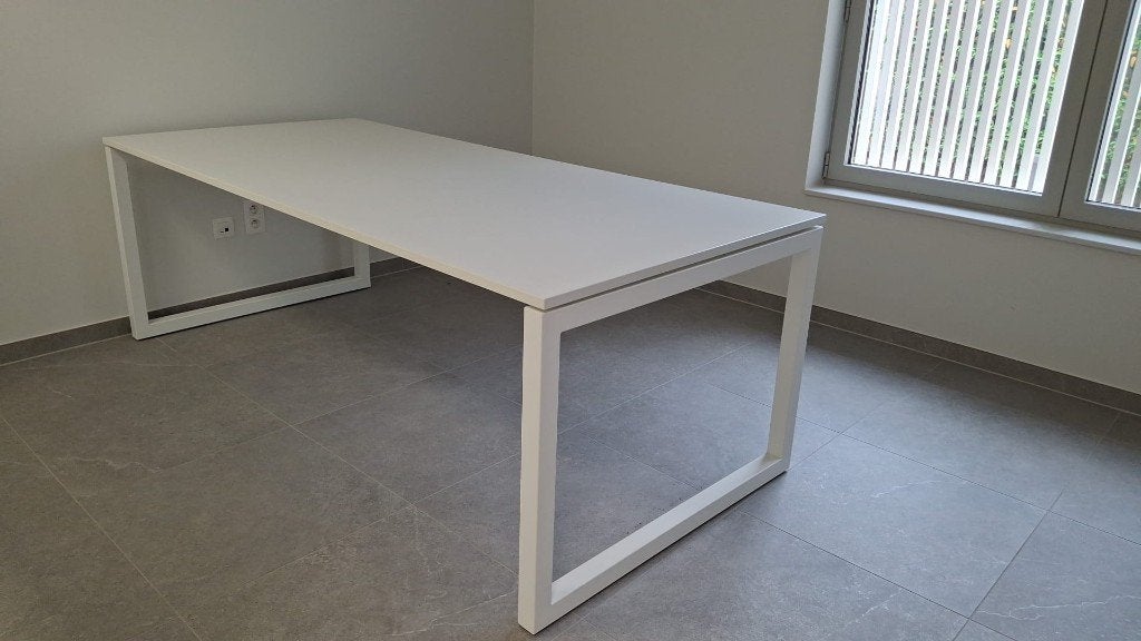 Witte stevige tafel, Huis en Inrichting, Tafels | Eettafels, Ophalen, Overige materialen, 200 cm of meer, 50 tot 100 cm