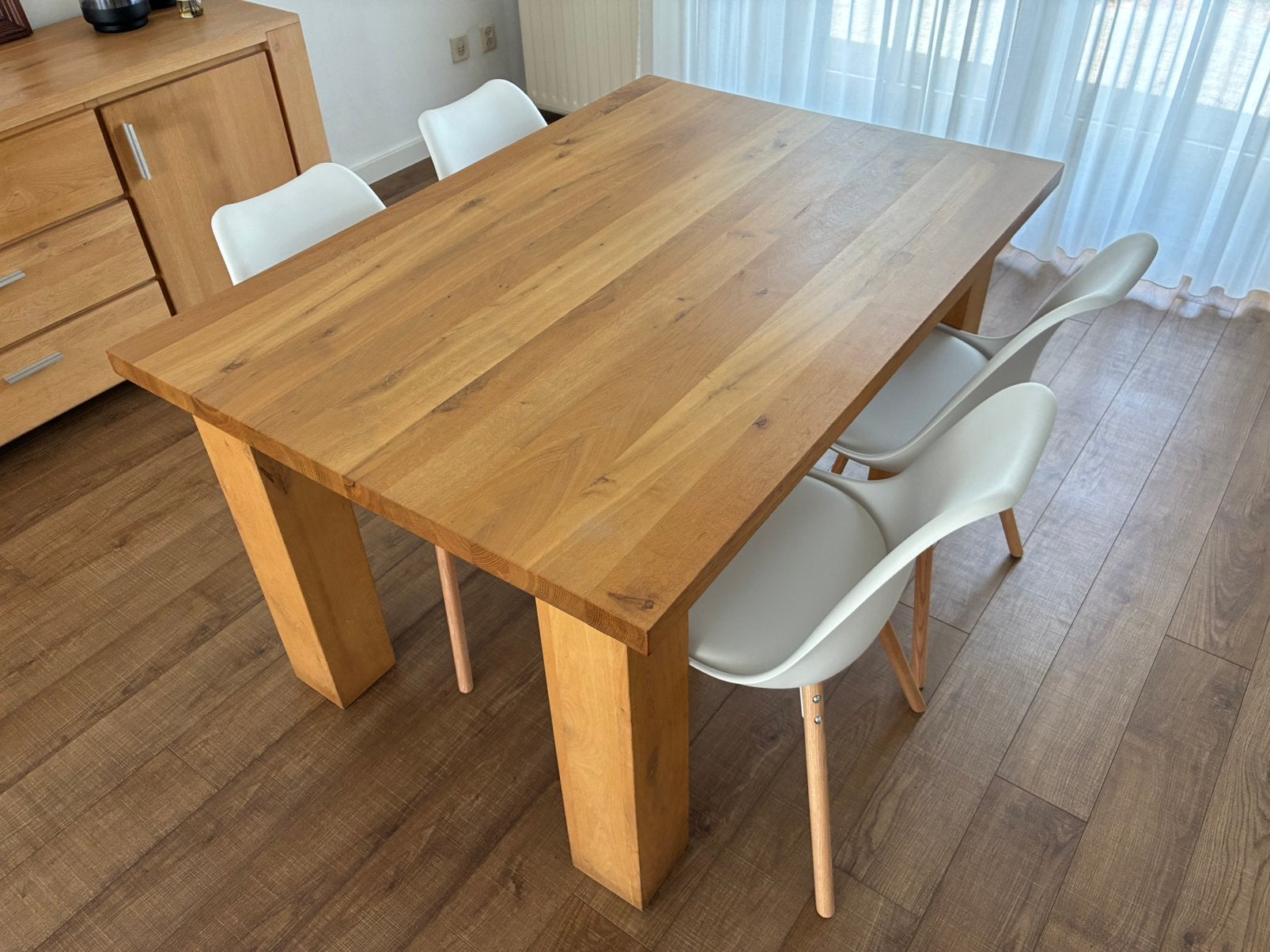 Eettafel met vier nieuwe stoelen, Ophalen, Zo goed als nieuw