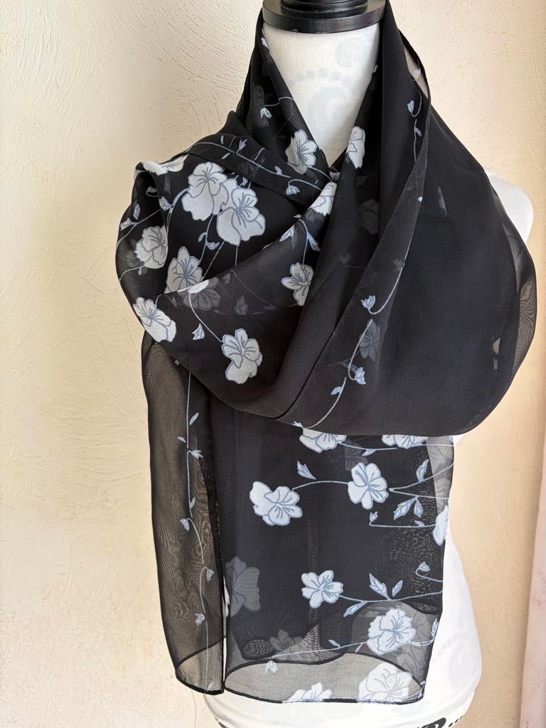 ️ Grote lichtgewicht stola delicate  bloemenpatronen, Kleding | Dames, Mutsen, Sjaals en Handschoenen, Ophalen of Verzenden, Zo goed als nieuw