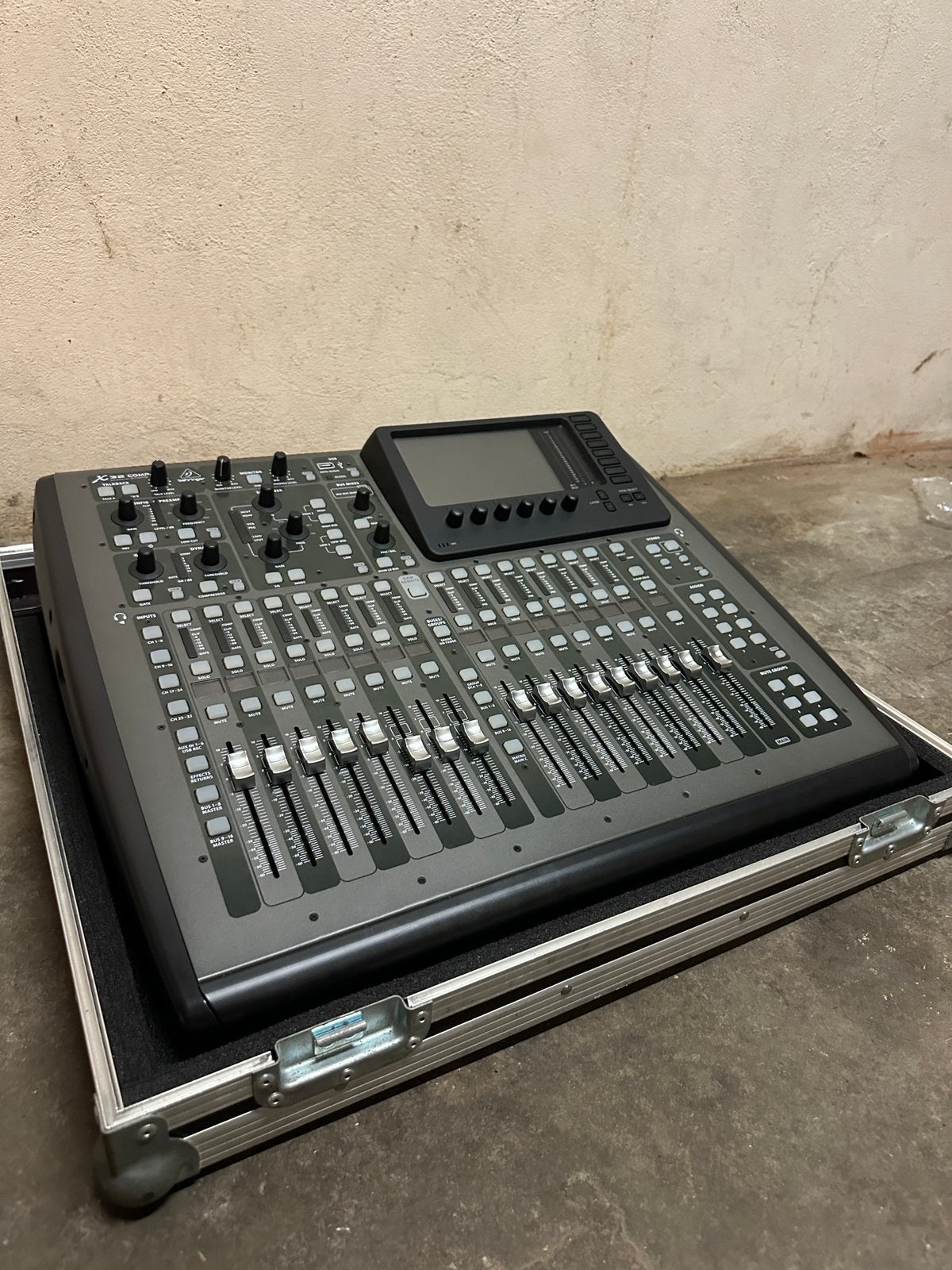 Behringer X32 Compact incl. accessoires, Muziek en Instrumenten, Ophalen, Zo goed als nieuw, 20 kanalen of meer