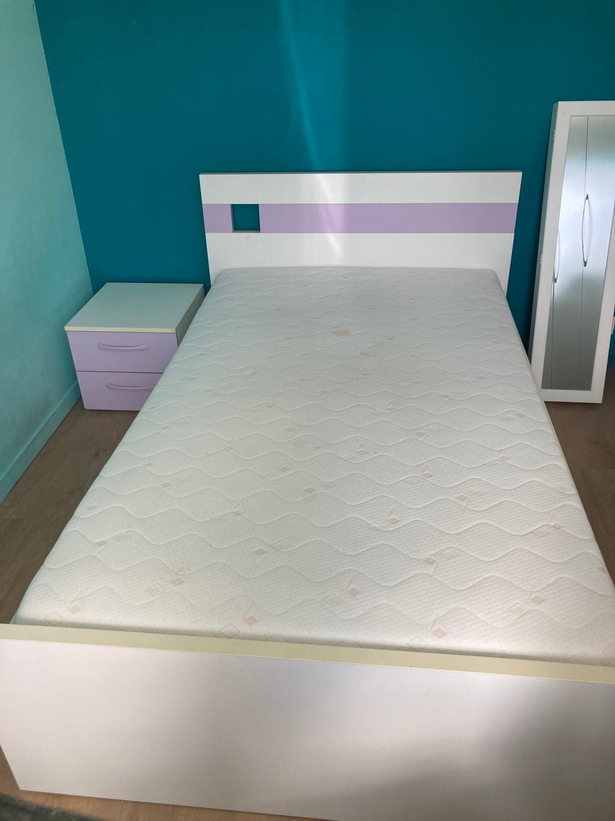 Bed met lattenbodem en matras in goede staat, Huis en Inrichting, Ophalen, Wit, Twijfelaar, 120 cm