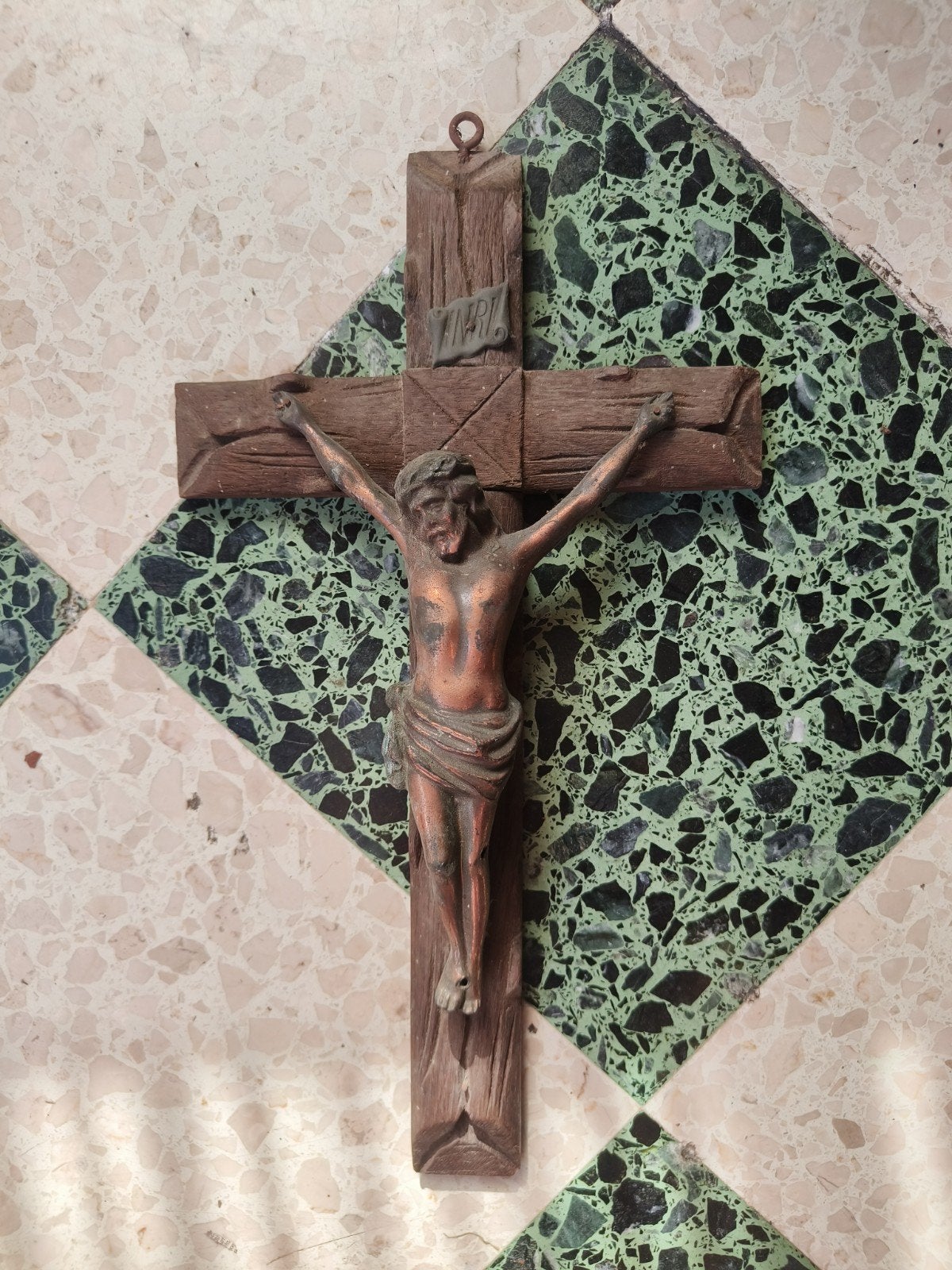 Karakteristiek eiken kruisbeeld met bronzen Jezusfiguur, Ophalen of Verzenden