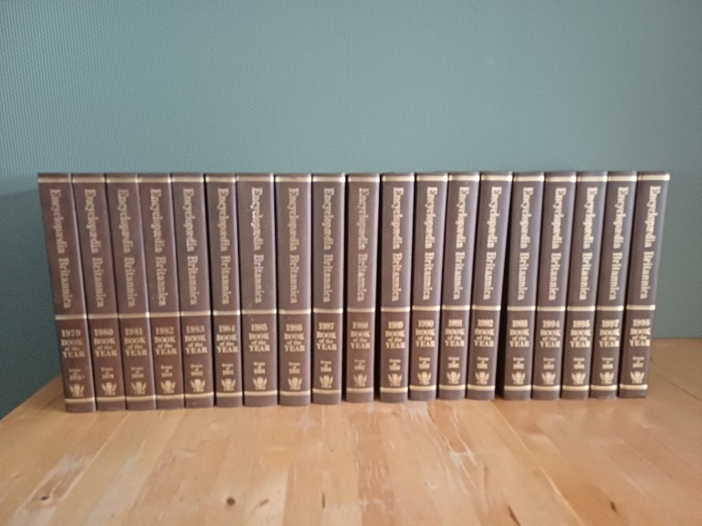 18x Encyclopaedia Britannica Book of the Year (1979-1996), Boeken, Encyclopedieën, Ophalen