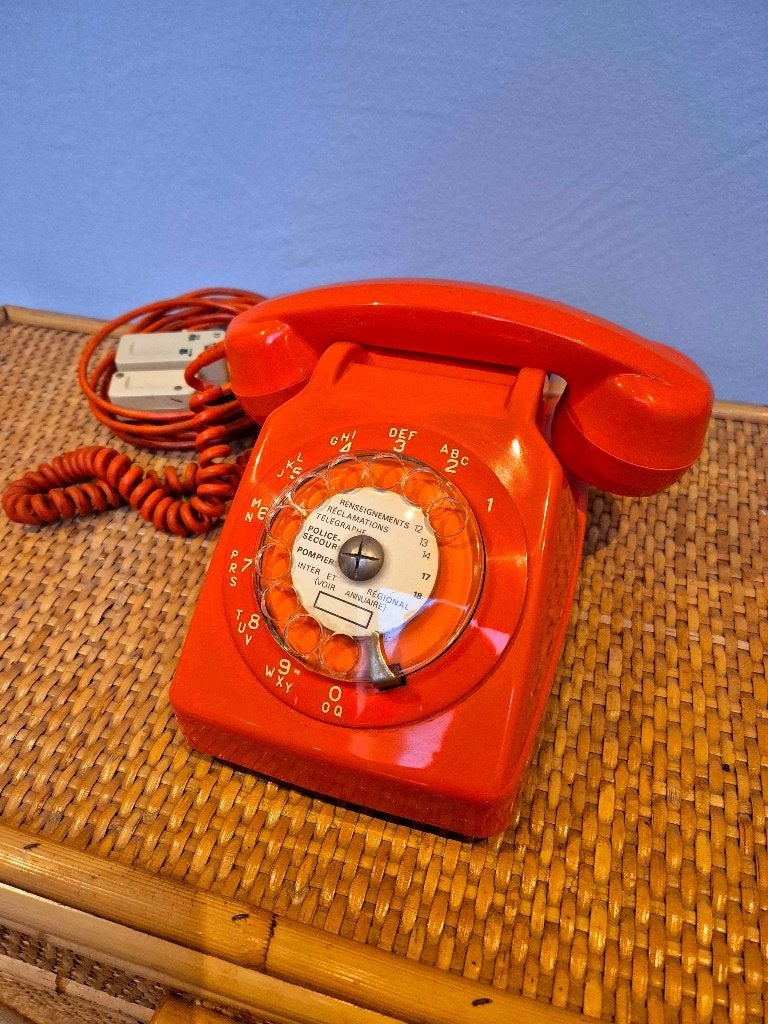 Oude vintage oranje telefoon van Socotel, Telecommunicatie, Ophalen, Zo goed als nieuw