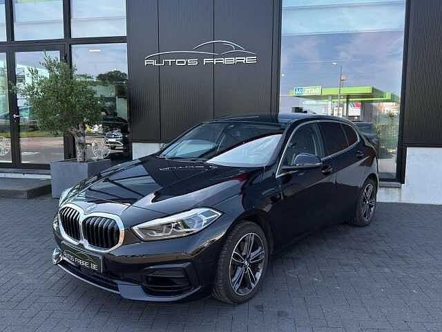 BMW 116 iA Sport Pack Automatique, Auto's, BMW, 1 Reeks, https://public.car-pass.be/vhr/8415d9bc-f3fa-45a2-8cdd-14d4bd51e08c, Zwart