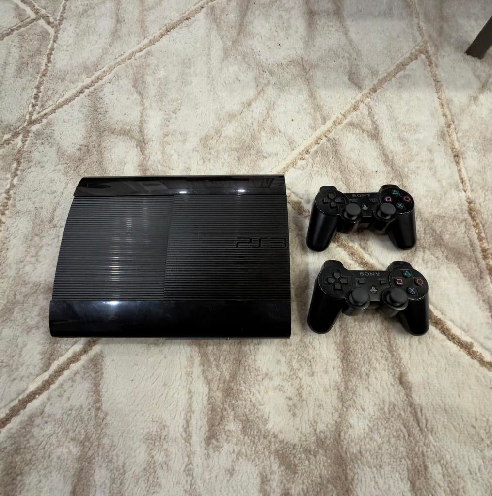 Playstation 3 console met 2 controllers, Consoles de jeu & Jeux vidéo, Consoles de jeu | Sony PlayStation 3, Enlèvement, Utilisé