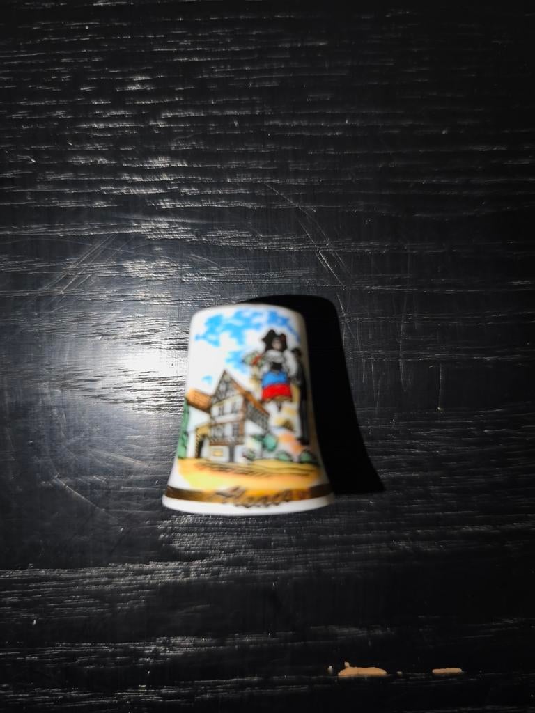 Vingerhoedje Elzas (Alsace, Frankrijk), Ophalen of Verzenden, Zo goed als nieuw, Porselein