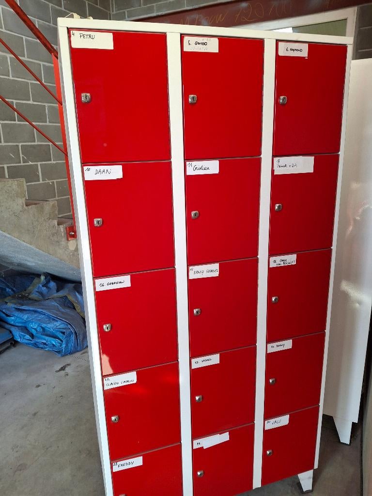 2 sets met 15 lockers, Ophalen, Zo goed als nieuw