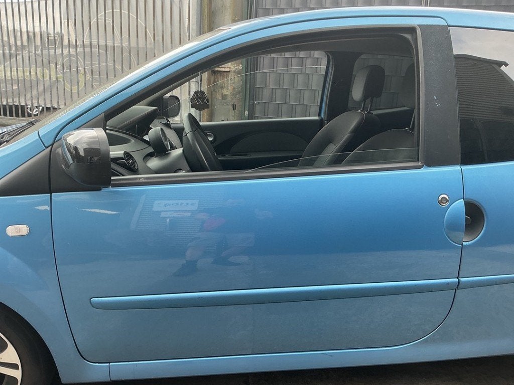 PORTIER LINKS VOOR Renault Twingo II (CN) (01-2007/09-2014), Gebruikt, Voor, Peter-Huppertz-Straße 5
51063  Köln, DE, Dialog.deutschland@renault.de