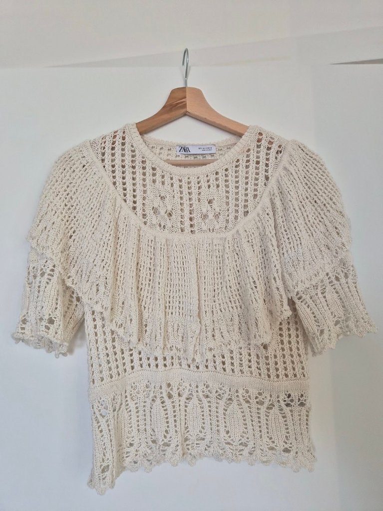 Zara gehaakte top met ruffles / crochet ruffle top, Kleding | Dames, Ophalen of Verzenden, Zo goed als nieuw, Korte mouw, Maat 36 (S)