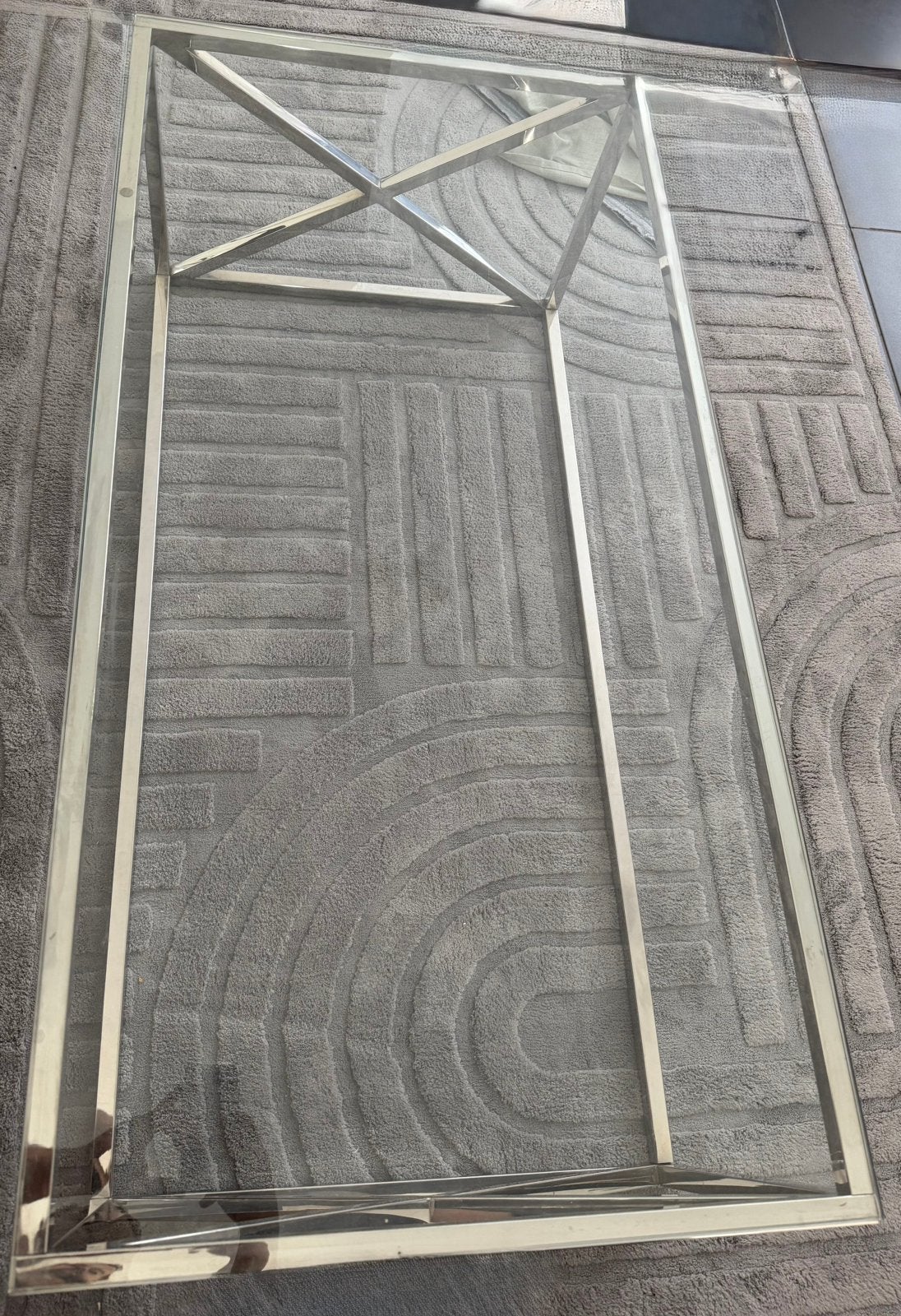 Table en verre, Enlèvement