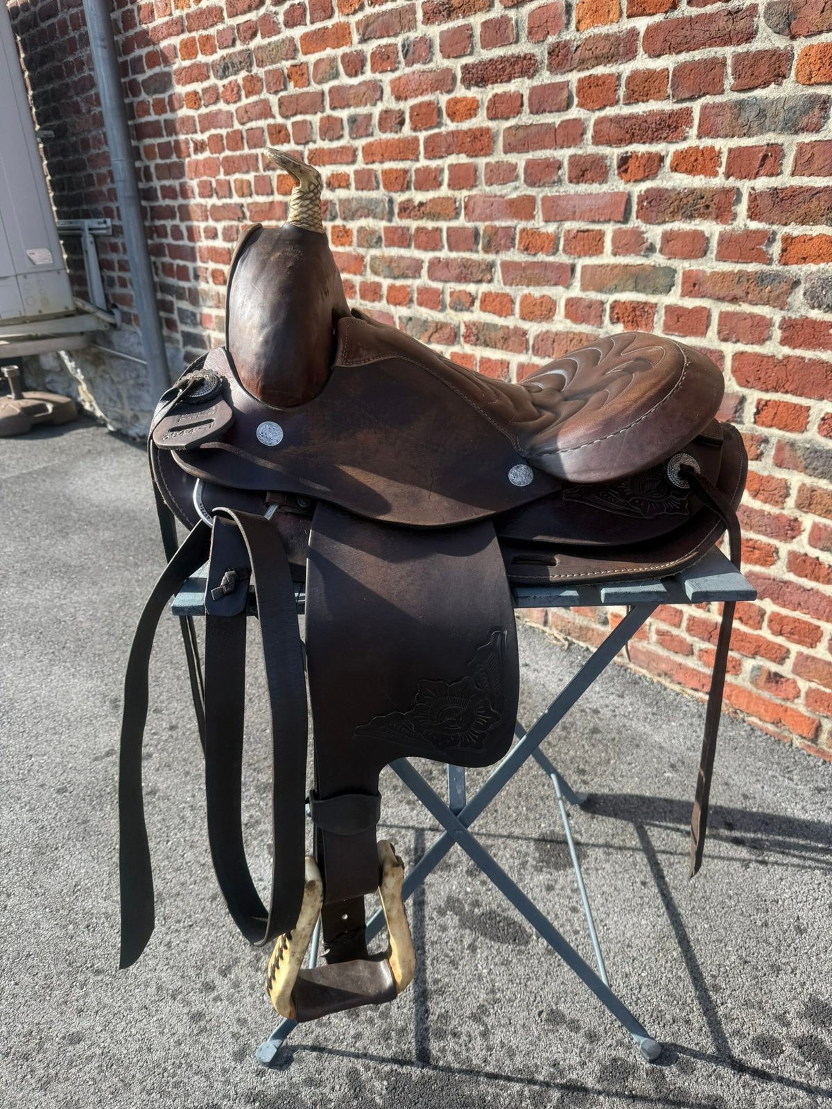 Selle Western Barnes cuir 16US, Enlèvement ou Envoi, Étriers inclus, L (17.5 pouces), Moyen