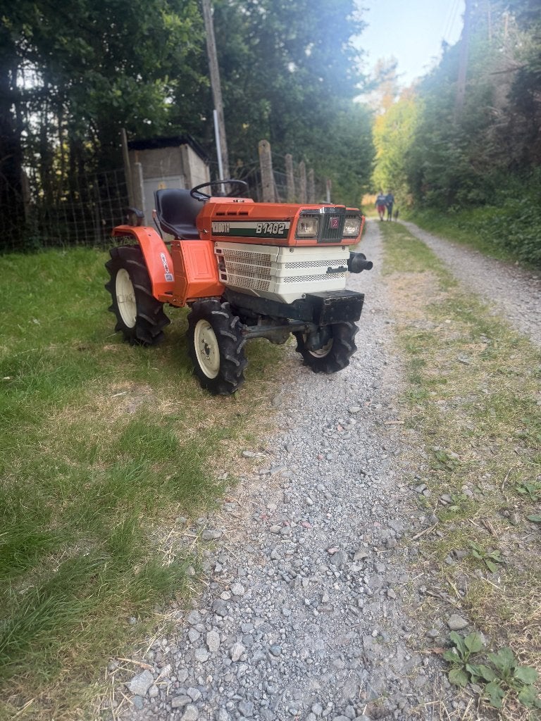*Prachtige Kubota b1401 17pk 3cil 4x4 trekhaak frontgewicht*, Zakelijke goederen, Landbouw | Werktuigen, Akkerbouw, Bollenteelt