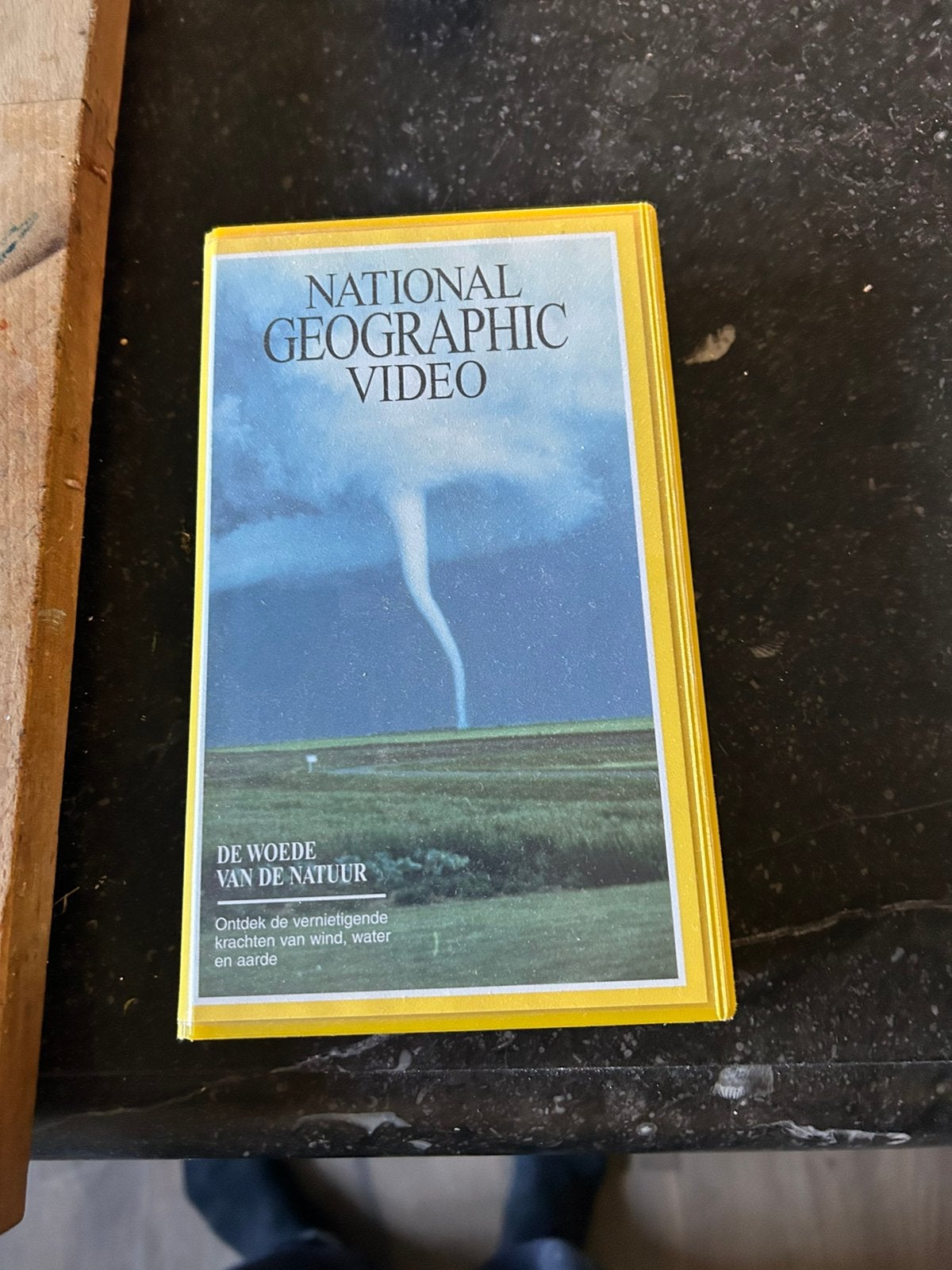 Videocassette van National Geographic, Ophalen, Zo goed als nieuw