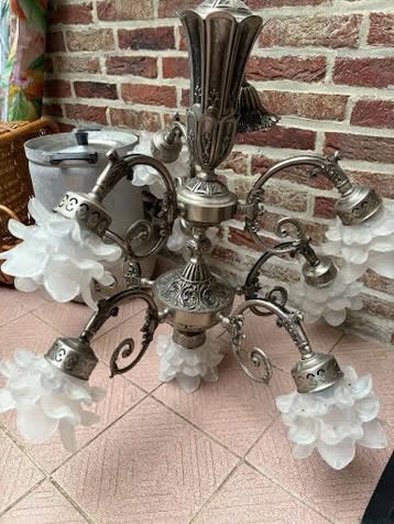 Splendide lustre vintage en métal ciselé et tulipes en verre, Enlèvement, Comme neuf, Verre