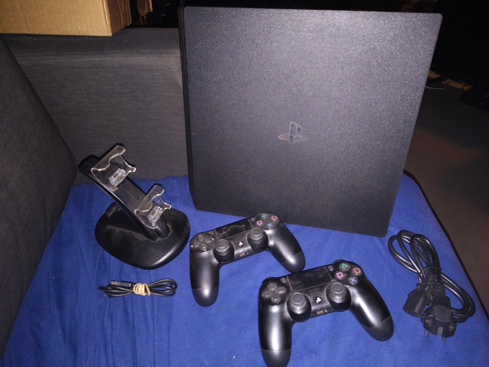 Ps4 Pro+2 manettes Duallshock 4 officielles et station de ch, Enlèvement ou Envoi, Comme neuf, 1 TB, Pro