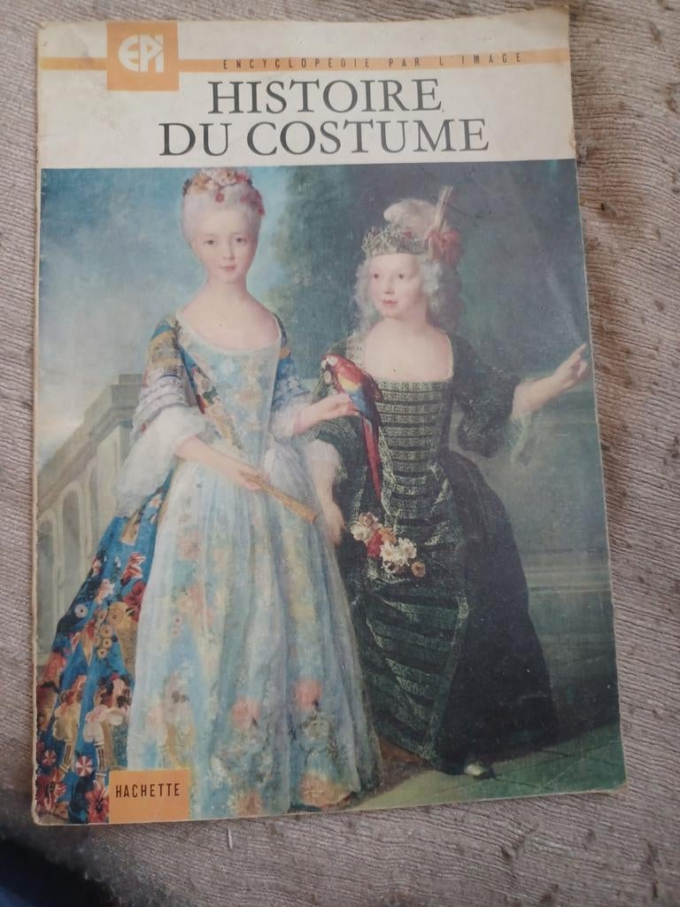 Histoire du costume epi, Enlèvement