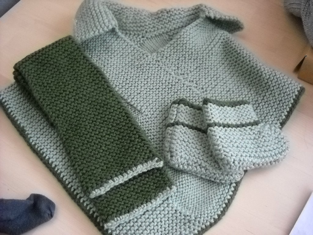 poncho-slofjes -sjaal-handwerk-niet gedragen-maat 62-68, Kinderen en Baby's, Babykleding | Maat 62, Ophalen, Zo goed als nieuw