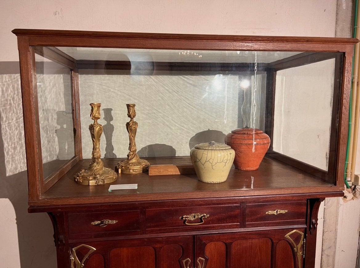 Prachtige vitrine uit klooster, Ophalen