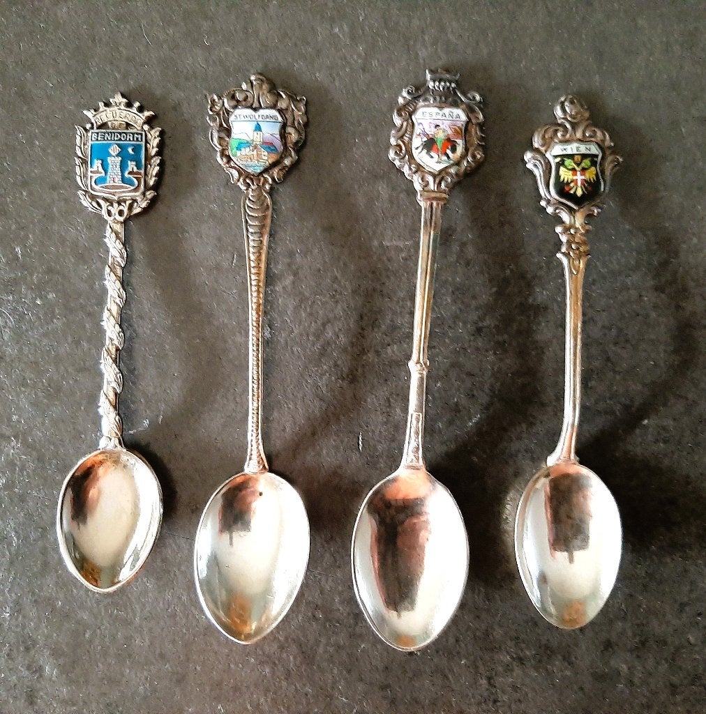 Te koop: 4 Zilveren sierlepeltjes van verschillende steden., Ophalen, Overige materialen, Verzilverd, Nieuw