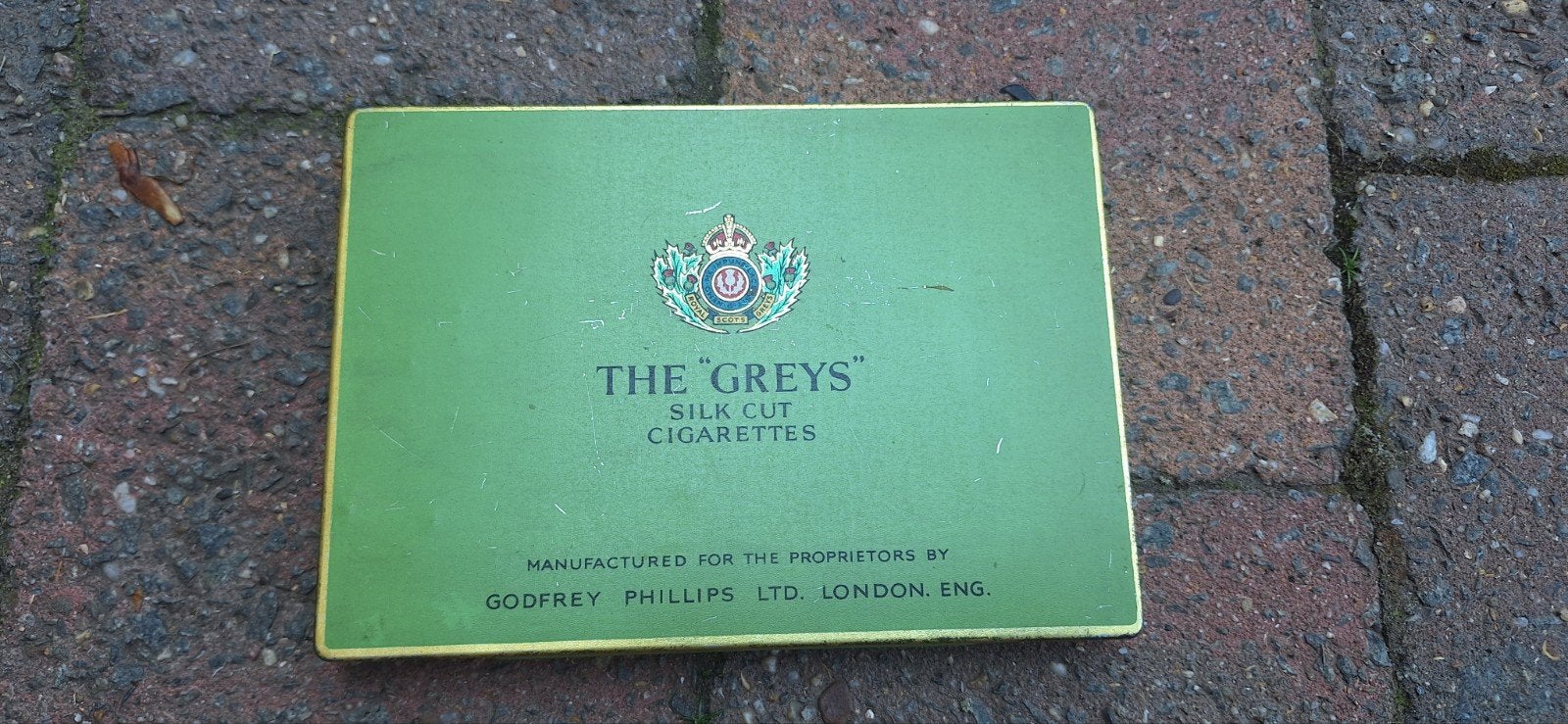Boîte à cigarettes anglaises, Enlèvement