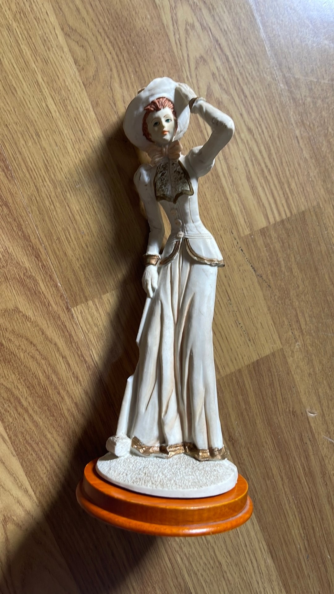 Belle figurine décorative en costume ancien, socle en bois, Collections, Enlèvement, Utilisé