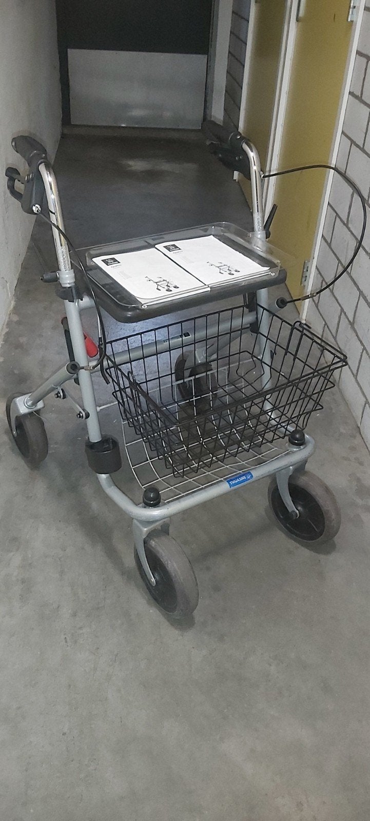 Thuasne Quatro rollator grijs inklap-/opvouwbaar mandje, Diversen, Rollators, Ophalen of Verzenden, Opvouwbaar, Zo goed als nieuw