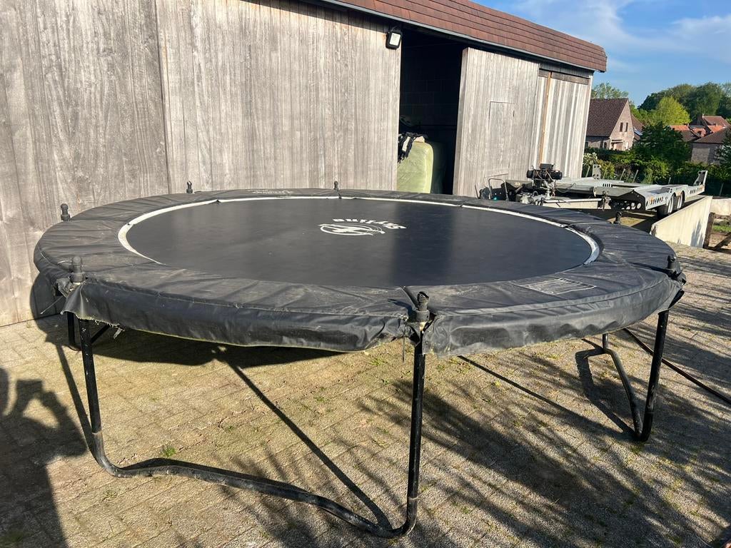 Grote zwarte trampoline, Enlèvement, Utilisé
