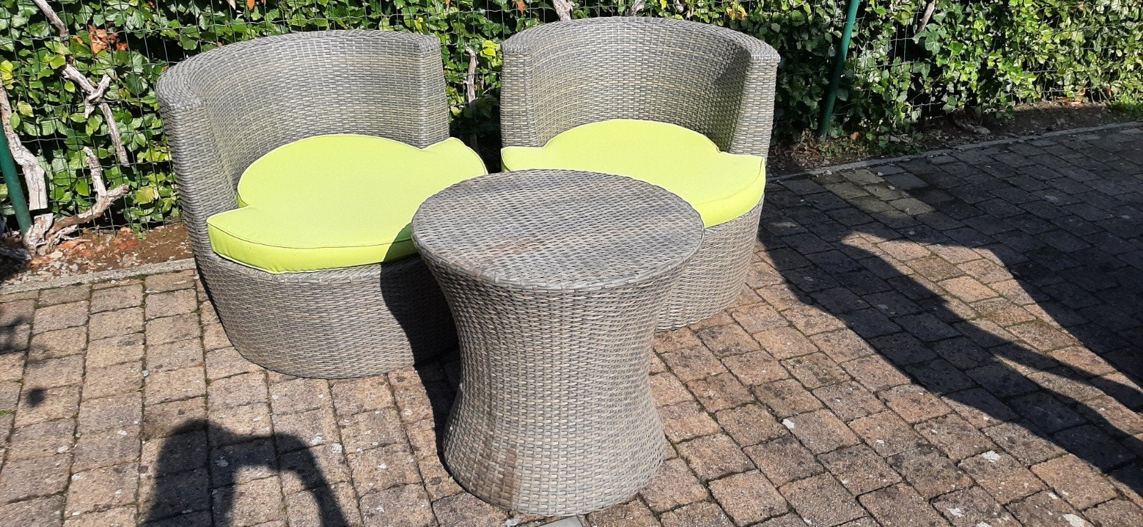 Grijze tuin tonnetjes met groene kussens in Wicker, Tuin en Terras, Gebruikt, Wicker, Tuinset, Ophalen