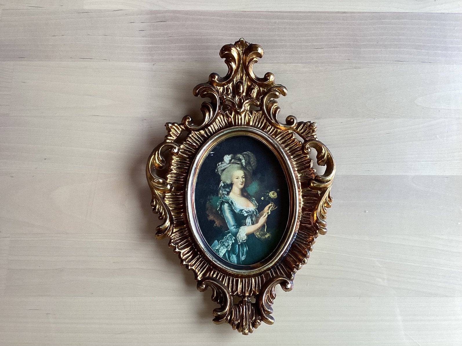 Miniatuurportret in goudkleurige baroklijst, Ophalen