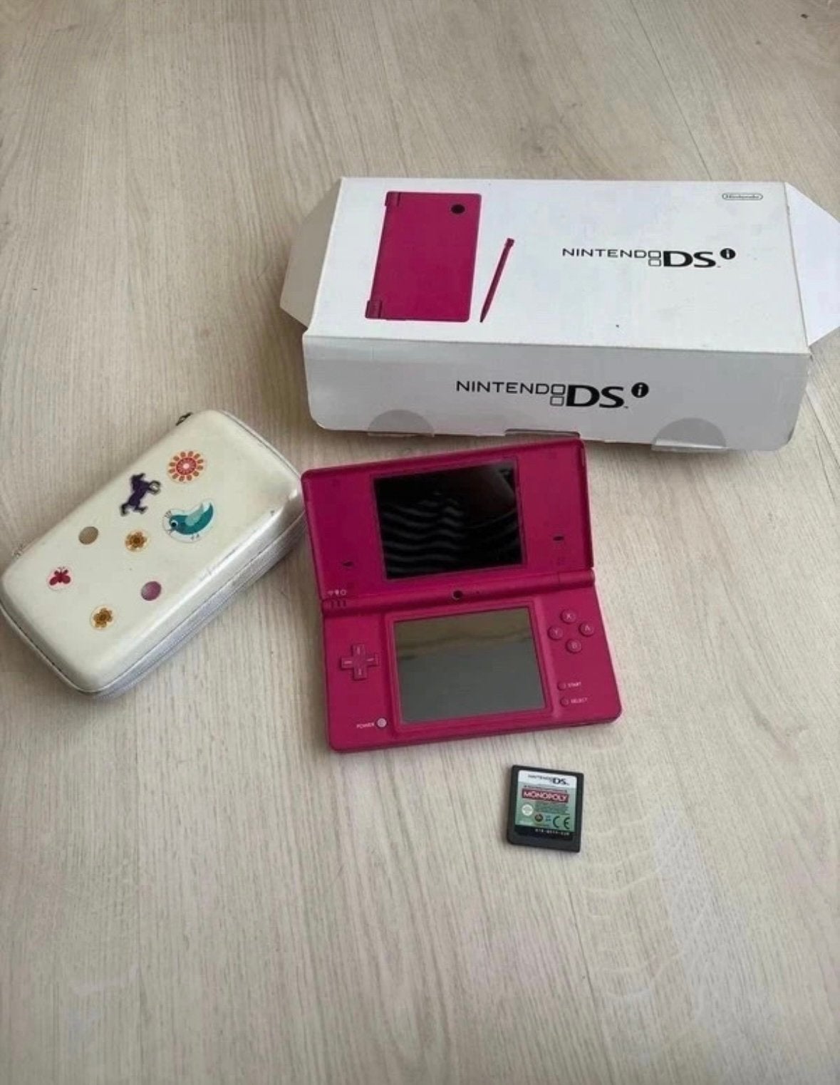 Roze Nintendo DS inclusief oplader, hoesje en Monopoly game, Ophalen of Verzenden, Gebruikt, Roze, Met games