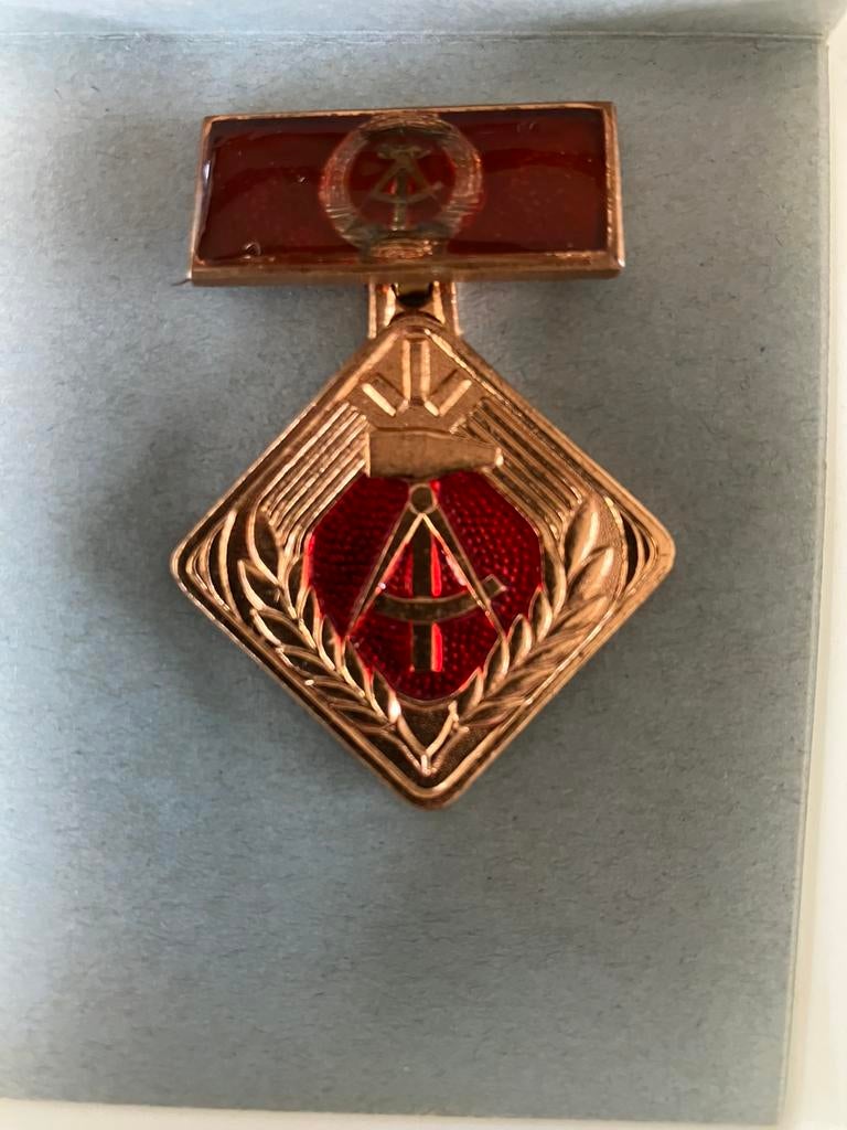 DDR -medaille "Aktivist der sozialistischen Arbeit", Ophalen of Verzenden, Overige materialen