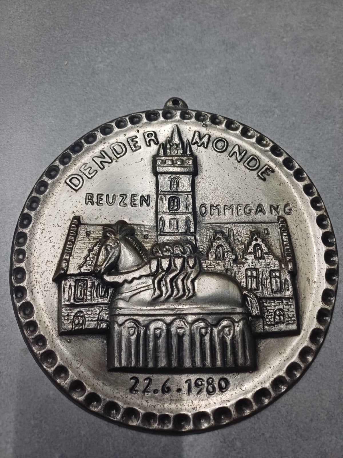 Bord Reuzenommegang Dendermonde 1980, Collections, Broches, Pins & Badges, Enlèvement
