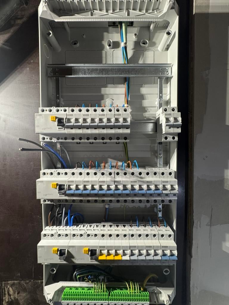Elektricien met ervaring!  (0483/55.60.40)