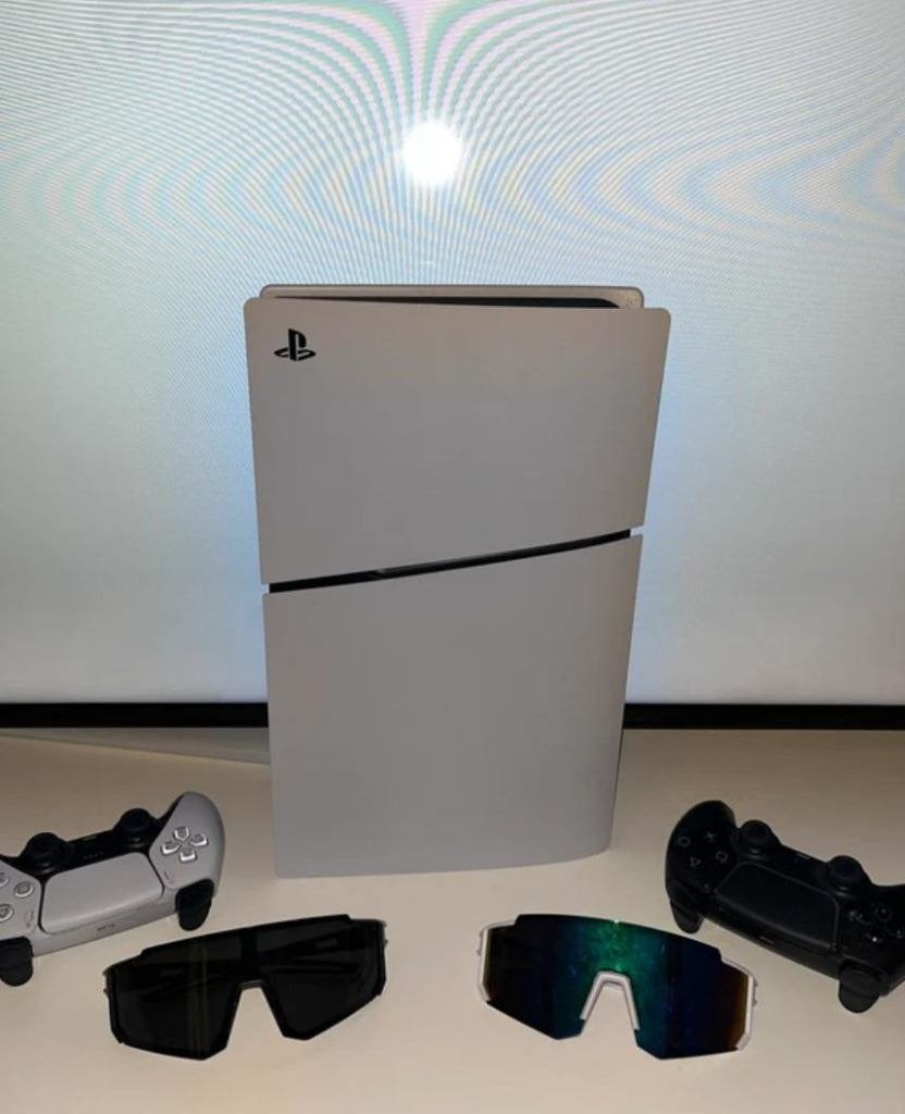 PS5 Slim Digital + 2 manettes, Enlèvement, Comme neuf, Playstation 5 Digital