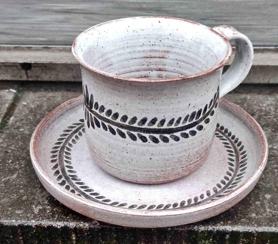 tasse et sous tasse en dour monograme bataille, Antiquités & Art, Antiquités | Céramique & Poterie, Enlèvement ou Envoi