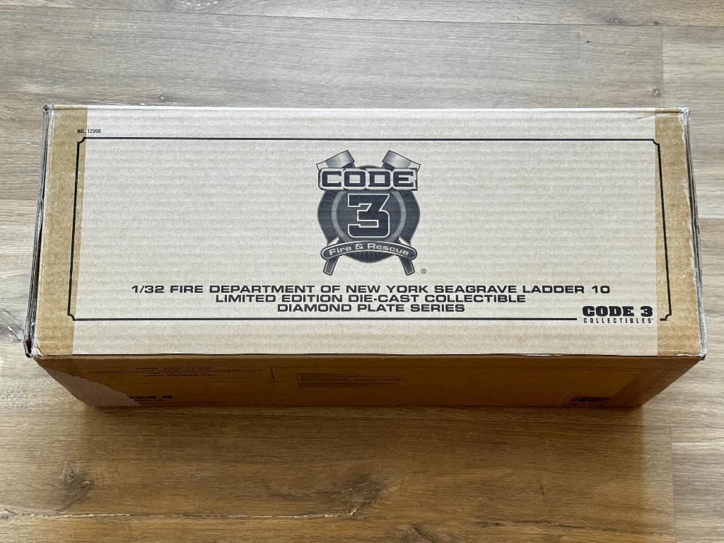 Code 3 12990 1/32 1:32 Diamond FDNY Seagrave Ladder 10 NEUF, Hobby & Loisirs créatifs, Voitures miniatures | 1:32, Neuf, Bus ou Camion