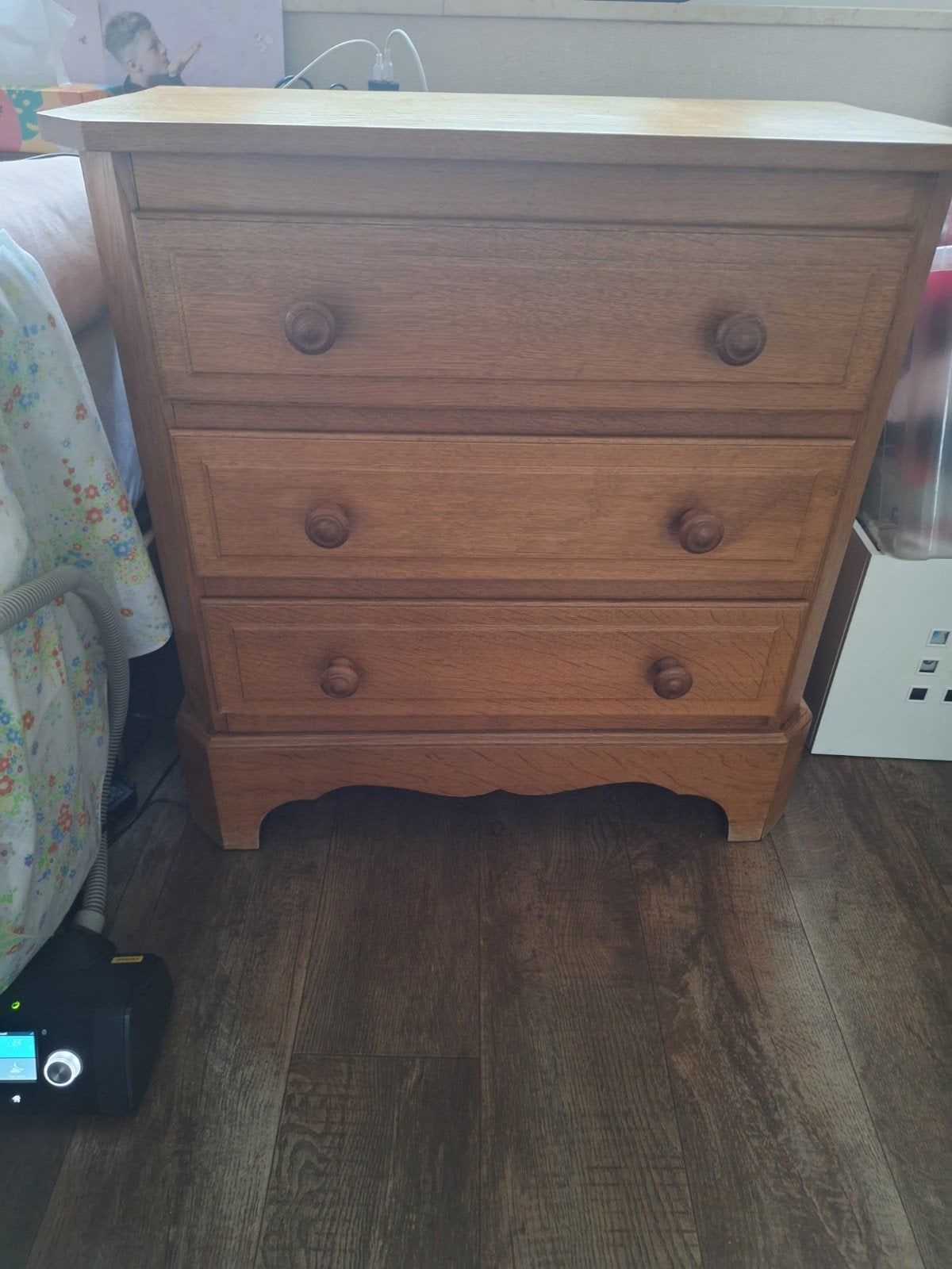 Belle commode en bois 3 tiroirs., Maison & Meubles, 3 ou 4 tiroirs, 25 à 50 cm, Moins de 100 cm, Enlèvement