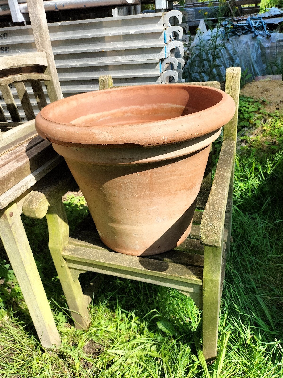 Oude zeer grote Italiaanse terracotta design bloempot, Ophalen, Balkon